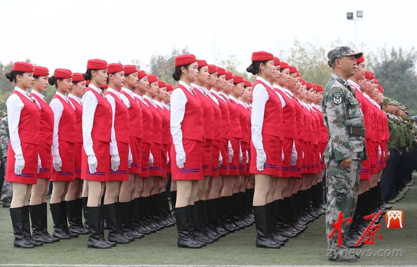 空乘新生军训汇报阅兵现场。