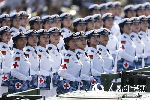 视频截图：白求恩医疗方队英姿