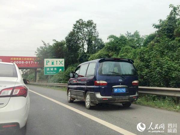 图为成都绕城高速成渝-成南段，侵占应急车道的车辆。（高红霞 摄）