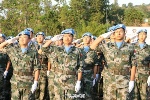 刚果(金):中国维和工兵升国旗致敬祖国(组图)|联