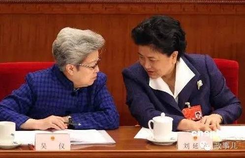 　　媒体报道的图片显示，国务院原副总理吴仪，也参加了9月3日的天安门城楼观礼。在城楼上，吴仪与国民党前主席连战握手，连战夫人连方瑀站在旁侧。初步统计，这是吴仪第三次登上天安门城楼观礼。