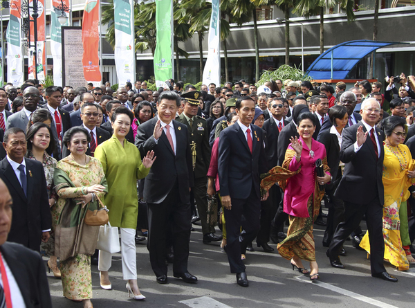 图为：2015年4月24日，在印度尼西亚参加亚非领导人会议的各国领导人来到万隆，