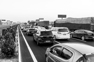  国庆高速 大 堵车 :女子下车透气走5公里找不到自