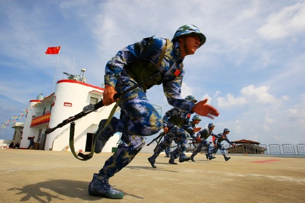 驻守南沙赤瓜礁的海军战士在礁堡上进行军事训练。 新华社记者 查春明 摄