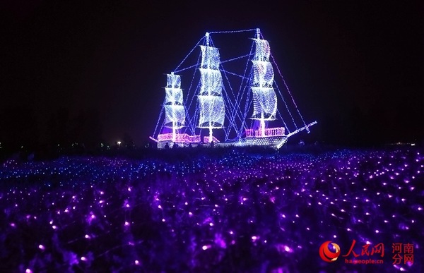 高达15米的“爱之舟”,矗立在铺满蓝色led星光灯的薰衣草花海中,仿佛游弋在爱情的海洋一般,非常壮观唯美