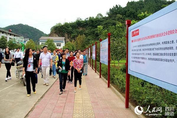 10月2日，朝天区委组织党员干部到该区转斗乡廉政教育文化长廊接受廉政警示教育。（唐淑英 摄）