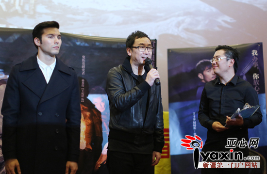 陆川(中)回答记者的提问。