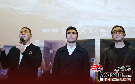 冯粒(左)、凤小岳(中)、陆川(右一)三位主创轮流回答影迷的提问。