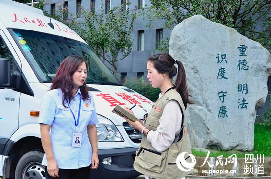 林娜接受人民网记者采访。（毛建军 摄）