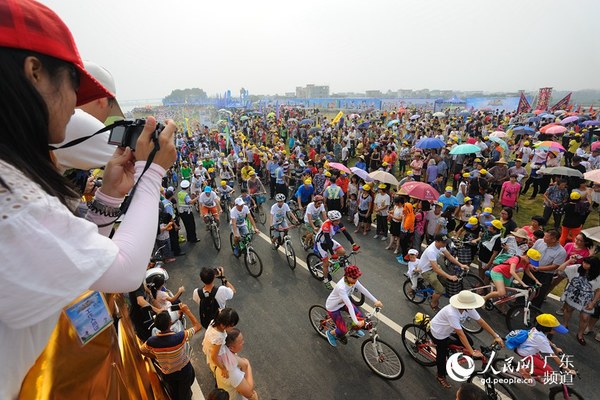 骑行爱好者鱼贯而出。