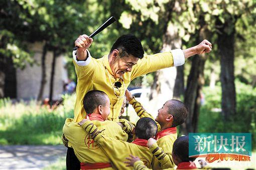 ■少林萌娃争相拥抱于荣光