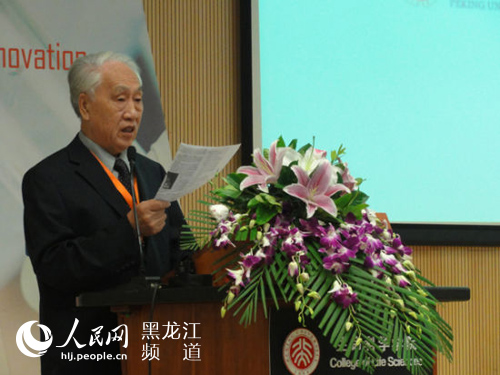 哈医大一院终身教授张亭栋致辞。