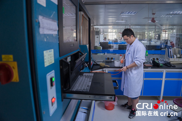 企业的实验室研究人员在对生产的鞋底进行分析测试