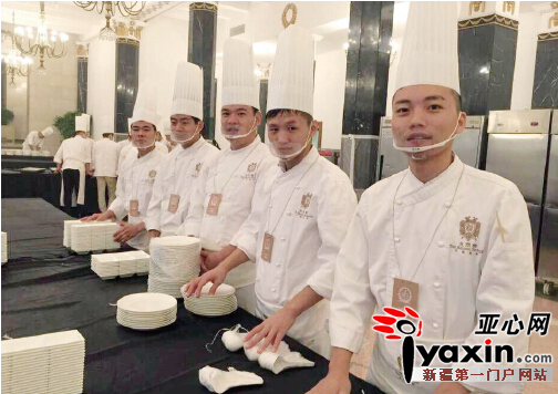 婚宴现场,新疆的厨师团队在准备进行菜品的制作。图/马西锋提供