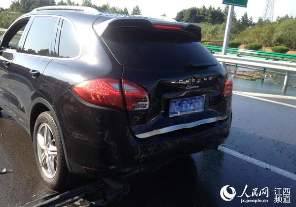 小车追尾后起火，车辆被烧毁。