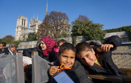 逾百名在法难民获赠巴黎一日游:平复受创心灵