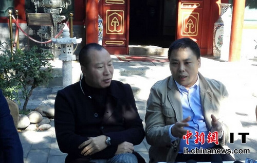 “松心契”群主于文德（左）与步长制药董事长助理张小军（右）