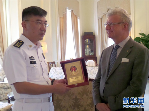 10月8日，“和谐使命-2015”任务指挥员管柏林拜会澳大利亚昆士兰州总督保尔德泽西。曹凌 摄