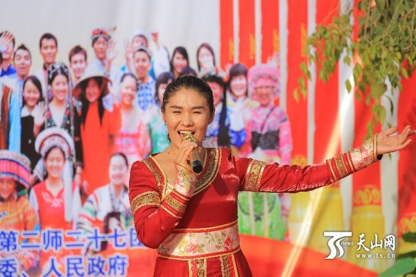 草根艺人正在演唱《越来越好》。