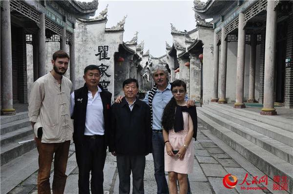 法国“鸟爸”克里斯汀·穆莱克一行参观瞿家湾老街