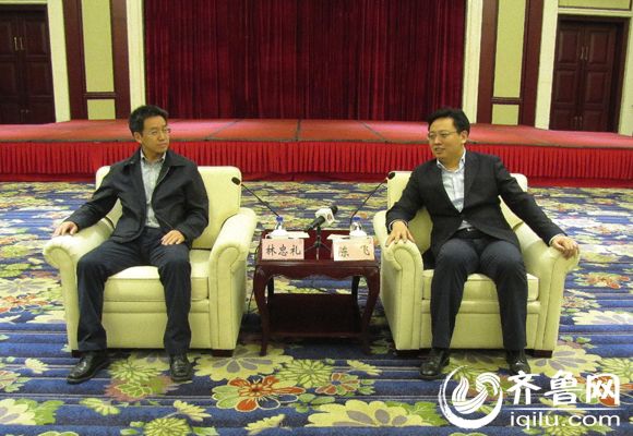 德州市市长陈飞向记者介绍德州纳入京津冀协同发展规划目标、规划。
