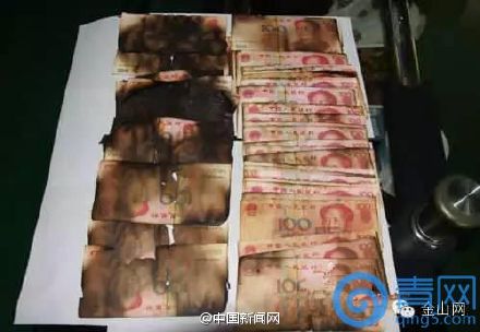 网传“老人带21万现金火化”配图