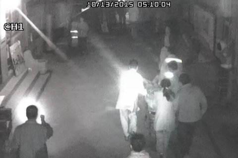 释某被医护人员送离小区抢救。视频截图