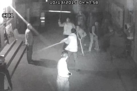 小区居民与身份不明男子展开械斗。视频截图