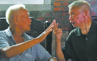 两位老兵谈起当年的烽火岁月，情绪激动不已。