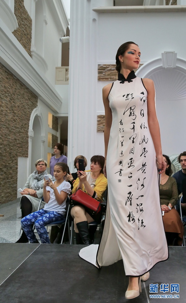 白俄罗斯服饰展示中国著名品牌旗缘时尚(组情趣内衣一一中国模特图片