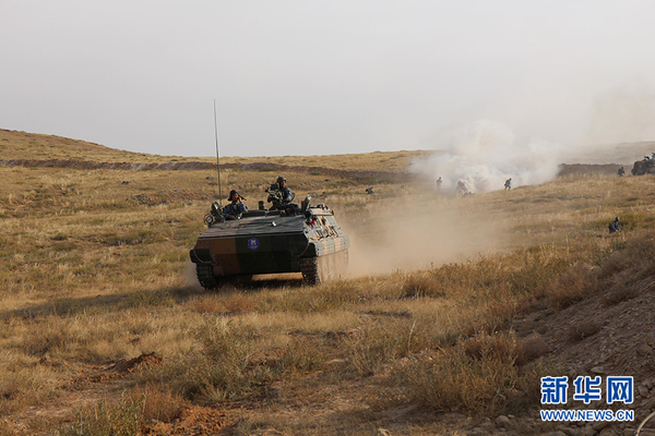 蓝军进行突击。李金海摄