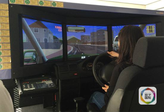 　　上图为日本驾校里学员在电脑模拟机上进行驾车体验。