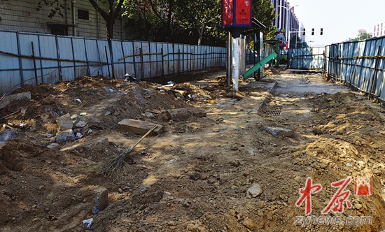 三全路一处围挡内缺少覆盖