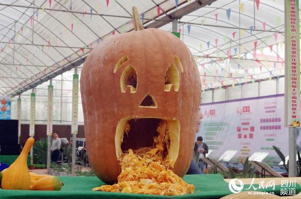 “恐怖”大南瓜。（王军 摄）