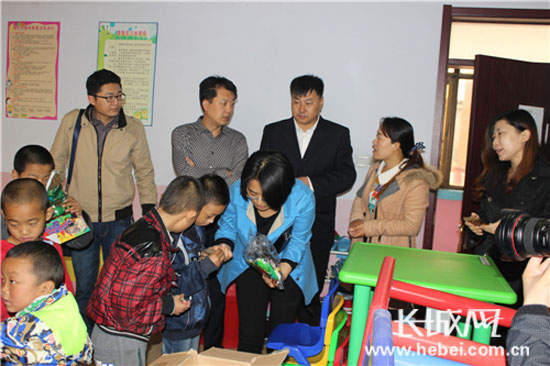 衡水志愿者为特殊教育学校的孩子送爱心物品|