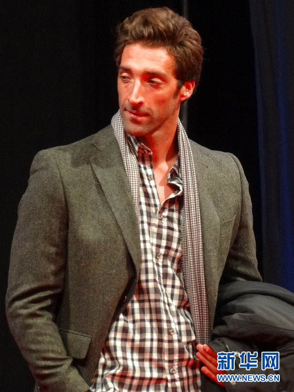 模特在T台上展示服装。新华社记者周喆摄