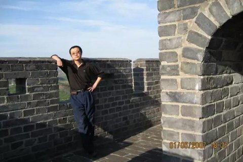 ▲2007年，刘慈欣在长城。受访者供图