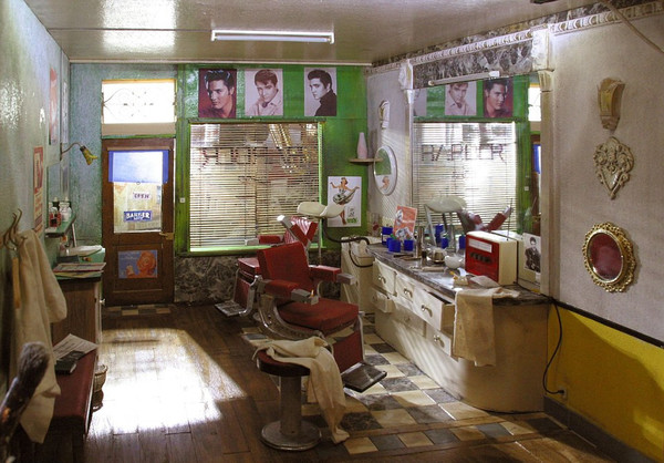 艺术家米歇尔·佩雷斯（Michel Perez）创作的袖珍理发店，可以看到袖珍理发设备、椅子甚至歌手“猫王”（Elvis Presley）的海报。（网页截图）