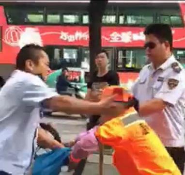 拉扯中，城管员突然伸手扇耳光。视频截图