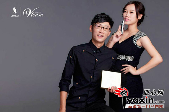 彭舒琪与老公李金磊展示产品