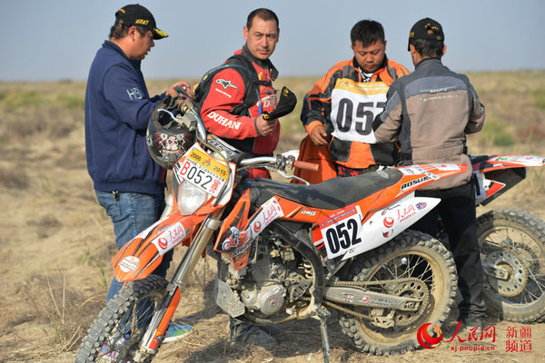 人民网车队参赛选手做发车前的准备。徐蒙 摄