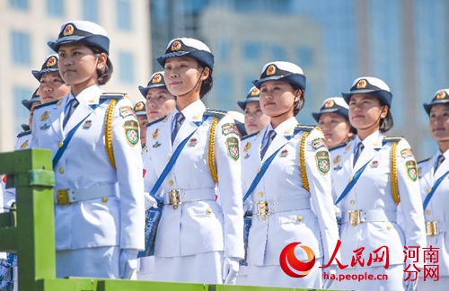 图中左二为经过天安门广场的张梦梦