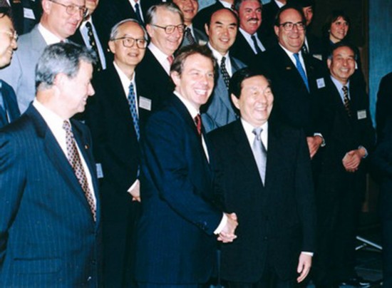 1998年10月6日,时任中国国务院总理朱镕基和英国前首相布莱尔。
