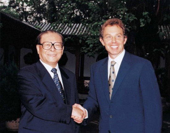 1998年10月7日,时任中国国家主席江泽民在北京钓鱼台国宾馆会见英国前首相布莱尔。