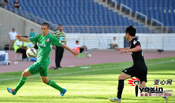 昨日,新疆天山雪豹俱乐部召开新闻发布会,宣读了对外援达纳拉赫的处罚决定。由于赛前临阵缺席,这位昔日的中超金靴被给予停训、停赛、停薪的的处罚。图为达纳拉赫(左)在与呼和浩特的比赛中。资料图片