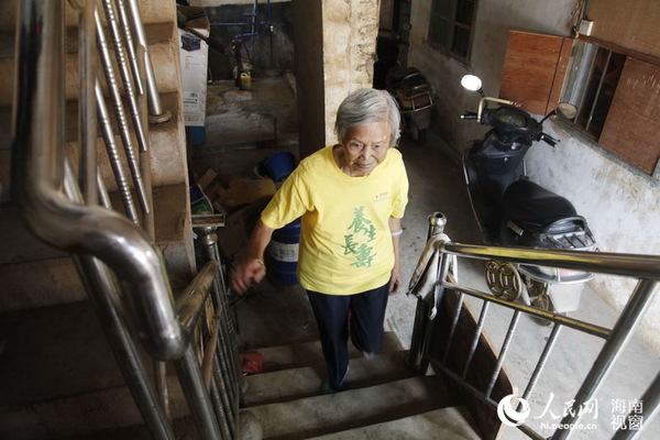 姜春南从自家小楼爬楼梯回房间