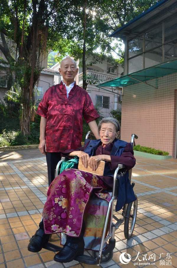 今年90岁的胡世清和91岁的老伴一起走过了68年，他对老伴说的最多的便是“希望我们能在一起快乐地多活几年，在晚年更加关怀和爱护对方。”林龙勇 摄