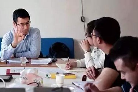 ▲白岩松在课堂上。南方人物周刊摄