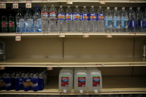 美国加州小城一周内200余起小地震 超市矿泉水
