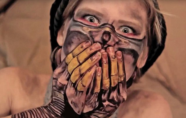 斯蒂尔从今年大片《疯狂的麦克斯：狂暴之路》（Mad Max: Fury Road）中获得灵感。（网页截图）